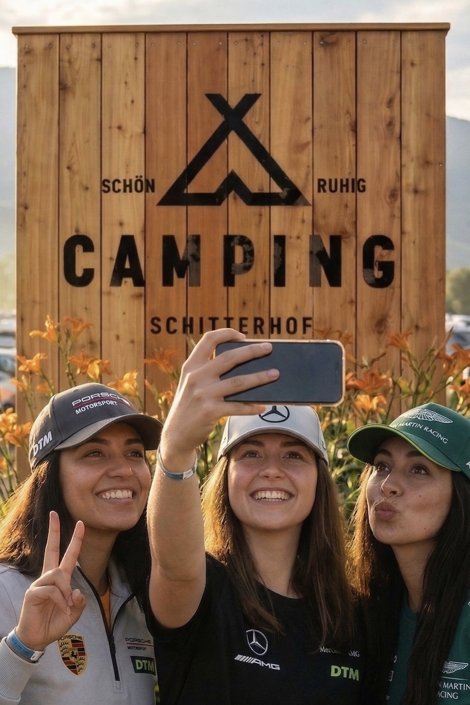 Gäste vor dem Eingangsschild SCHITTERHOF CAMPING — schön, ruhig