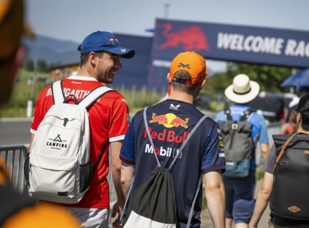 F1-fans met Schitterhof CAMPING-rugzak op weg naar het Welcomecenter van de Red Bull Ring