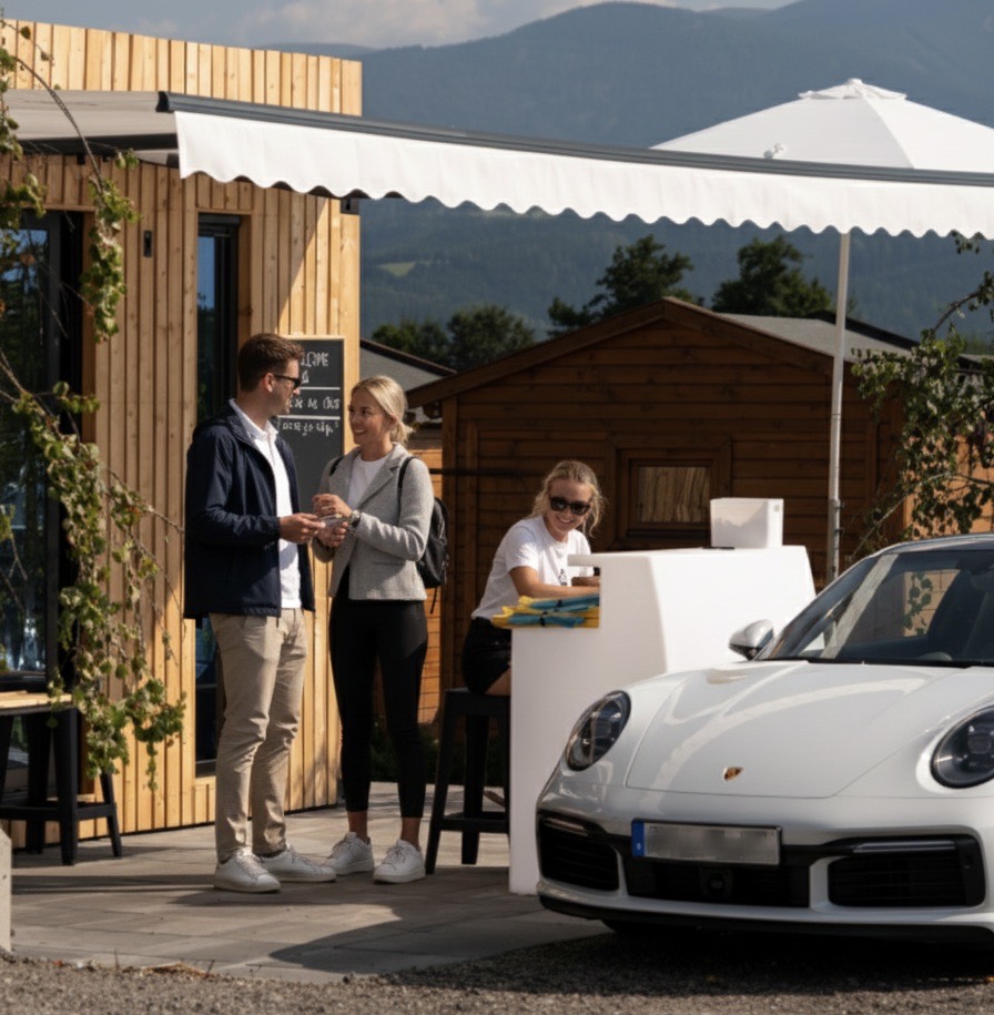Check-in CAMPING WEISS mit Sportwagen — F1 Spielberg